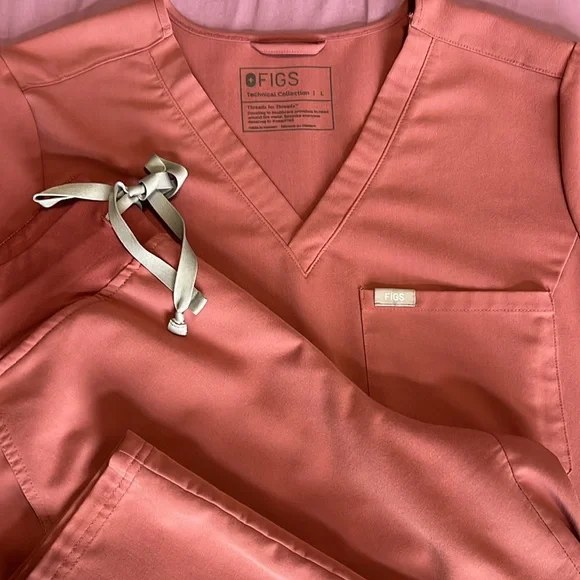 FIGS scrub set -yola pants -slim catalina one pocket top - Picture 2 of 8